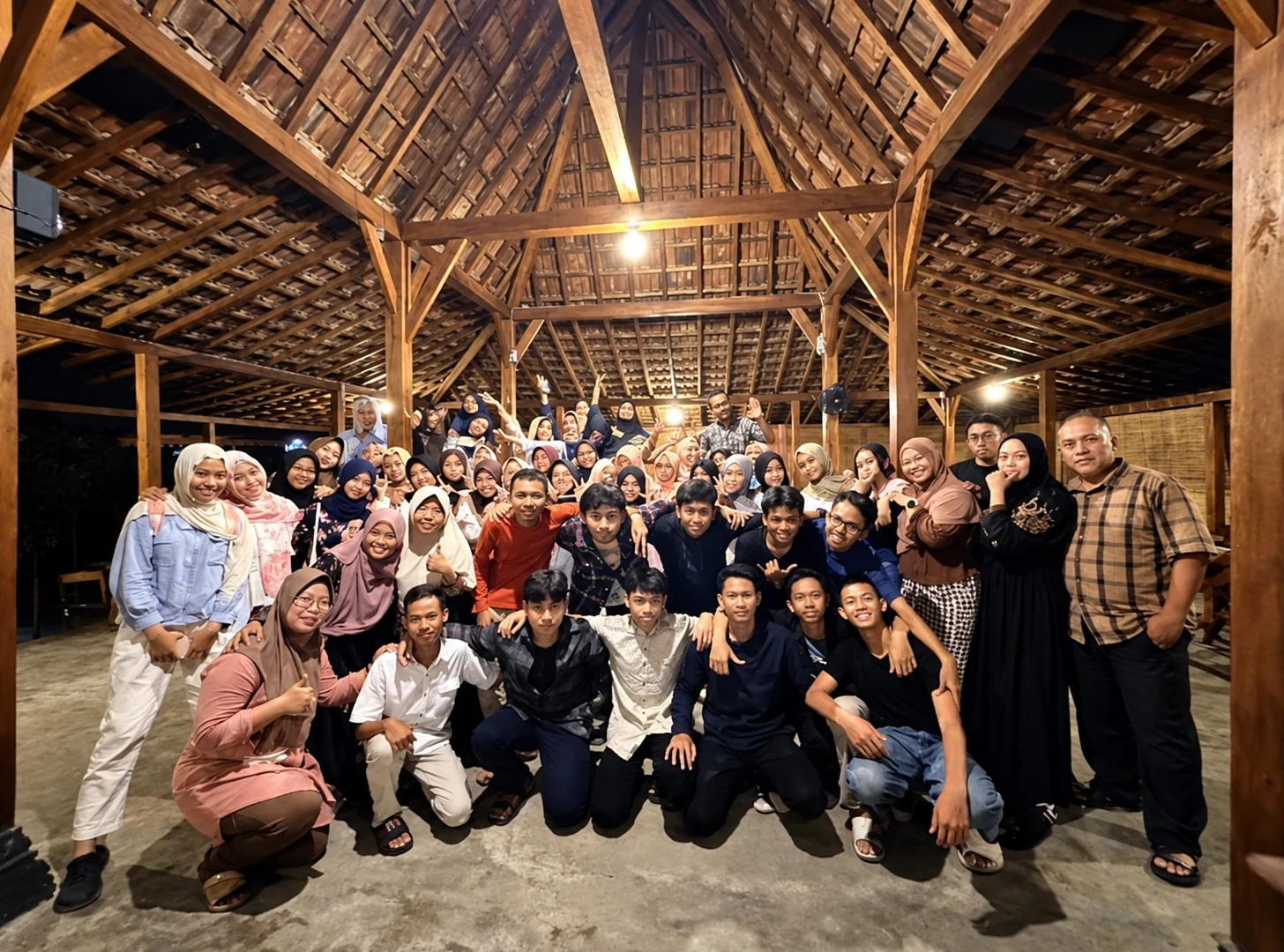 Kebersamaan keluarga besar ABW dalam foto kelompok di pendopo